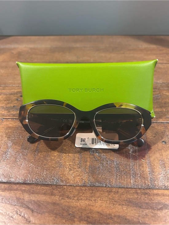 Tory Burch Accessories - NWT Tory Burch Tortoise/Amber 52mm Non Polarized Sunglasses with Case.